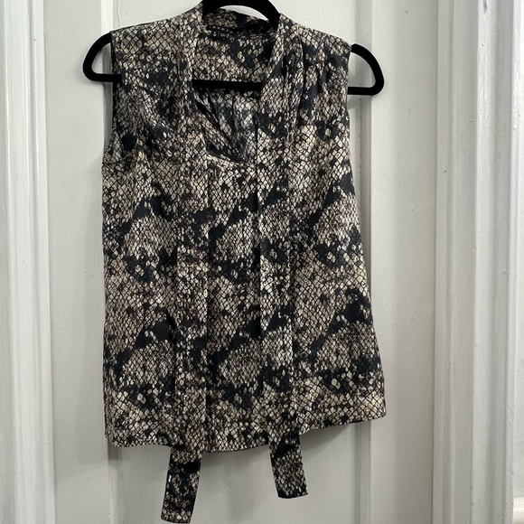 Theory Women’s Arilia Snakeskin Print Sleeveless Silk Blouse Size P (XS) - Picture 3 of 6